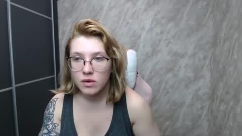 Snapshot of reginasmilee chatting on 02-16-25, 02:43 Regina online show from 02-16-25, 02:43