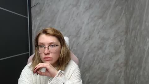 Snapshot of reginasmilee chatting on 02-23-25, 04:02 Regina online show from 02-23-25, 04:02