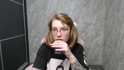 Snapshot of reginasmilee chatting on 02-26-25, 06:37 Regina online show from 02-26-25, 06:37