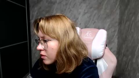 Snapshot of reginasmilee chatting on 03-06-25, 02:41 Regina online show from 03-06-25, 02:41