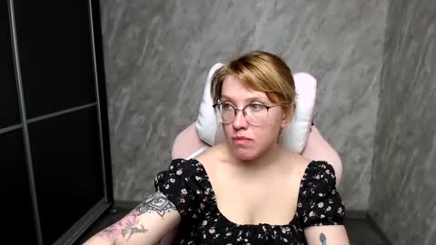 Snapshot of reginasmilee chatting on 03-10-25, 11:10 Regina online show from 03-10-25, 11:10