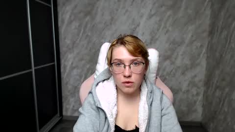 Snapshot of reginasmilee chatting on 03-12-25, 01:40 Regina online show from 03-12-25, 01:40