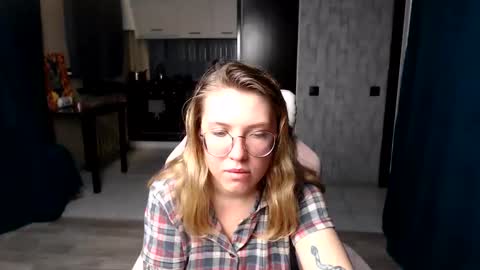 Snapshot of reginasmilee chatting on 09-11-25, 11:49 Regina online show from 09-11-25, 11:49