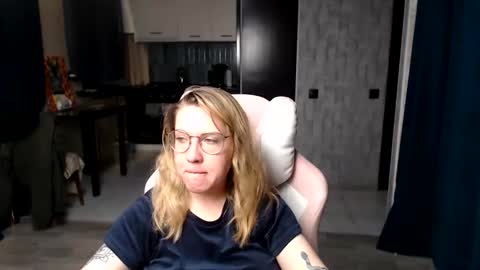 Snapshot of reginasmilee chatting on 09-16-25, 12:00 Regina online show from 09-16-25, 12:00