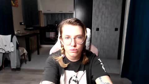 Snapshot of reginasmilee chatting on 09-18-25, 12:01 Regina online show from 09-18-25, 12:01