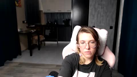 Snapshot of reginasmilee chatting on 09-19-25, 01:18 Regina online show from 09-19-25, 01:18