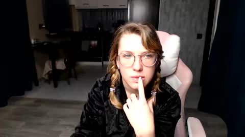 Snapshot of reginasmilee chatting on 09-21-25, 01:18 Regina online show from 09-21-25, 01:18