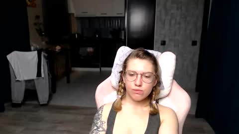 Snapshot of reginasmilee chatting on 09-24-25, 01:20 Regina online show from 09-24-25, 01:20