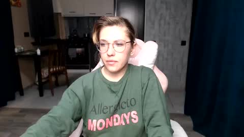 Snapshot of reginasmilee chatting on 09-28-25, 11:32 Regina online show from 09-28-25, 11:32