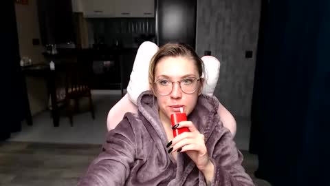 Snapshot of reginasmilee chatting on 09-29-25, 01:38 Regina online show from 09-29-25, 01:38