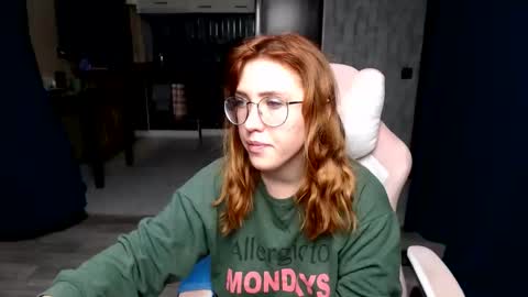 Snapshot of reginasmilee chatting on 10-17-25, 11:40 Regina online show from 10-17-25, 11:40