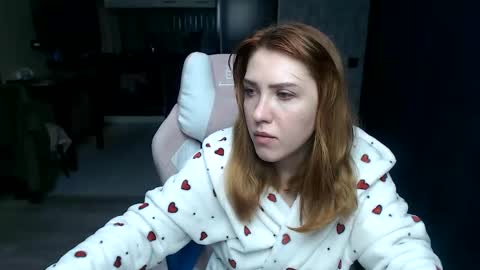 Snapshot of reginasmilee chatting on 10-27-25, 12:26 Regina online show from 10-27-25, 12:26