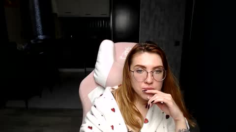 Snapshot of reginasmilee chatting on 11-25-25, 12:49 Regina online show from 11-25-25, 12:49