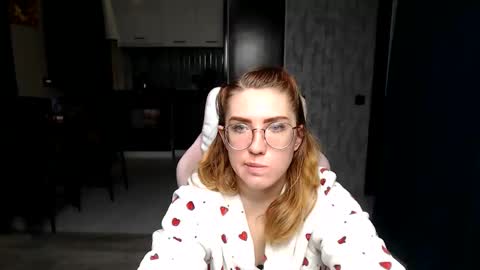 Snapshot of reginasmilee chatting on 11-26-25, 01:39 Regina online show from 11-26-25, 01:39