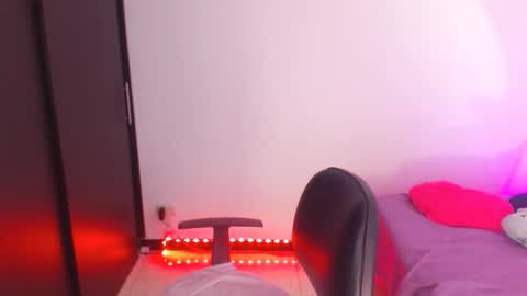 Snapshot of renata_ruiz chatting on 12-22-25, 03:03 online show from 12-22-25, 03:03