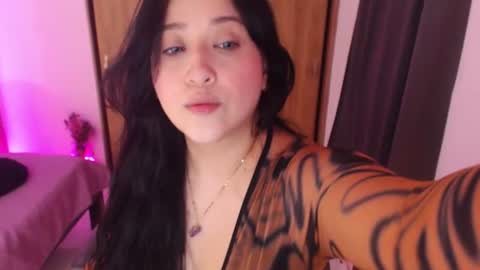 Snapshot of renata_ruiz chatting on 06-29-26, 04:19 online show from 06-29-26, 04:19