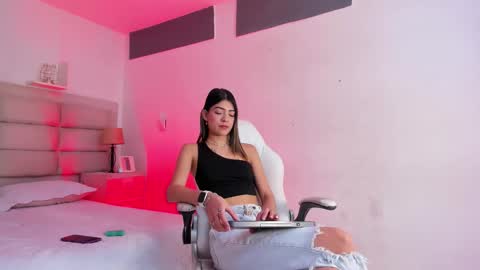 Snapshot of renatamason chatting on 12-14-25, 01:05 Renata online show from 12-14-25, 01:05