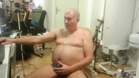 Snapshot of renefr chatting on 11-12-25, 12:00 renefr online show from 11-12-25, 12:00