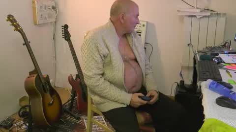 Snapshot of renefr chatting on 11-25-25, 10:10 renefr online show from 11-25-25, 10:10