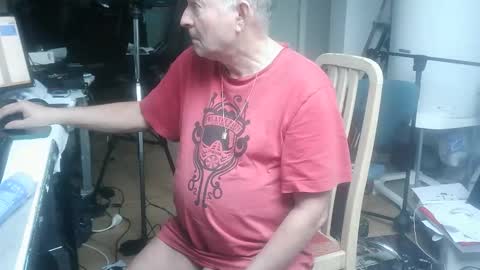 Snapshot of renefr chatting on 12-19-25, 09:38 renefr online show from 12-19-25, 09:38