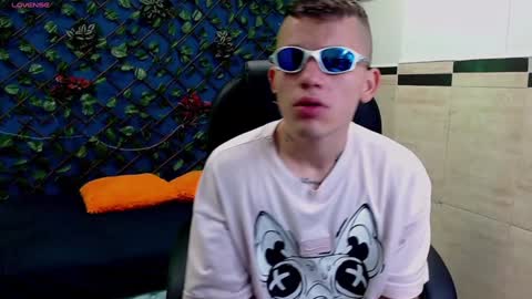 Snapshot of rennesanti chatting on 01-11-25, 04:16 R E N E online show from 01-11-25, 04:16