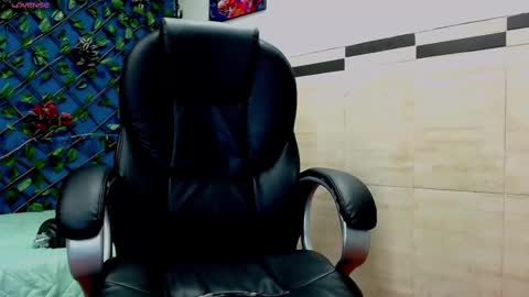 Snapshot of rennesanti chatting on 02-18-25, 10:27 R E N E online show from 02-18-25, 10:27