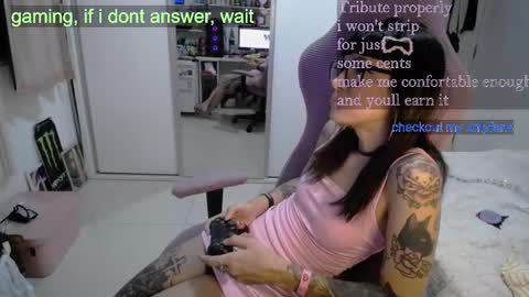 Snapshot of reptiliangirl chatting on 01-10-26, 04:36 Rude mommy online show from 01-10-26, 04:36