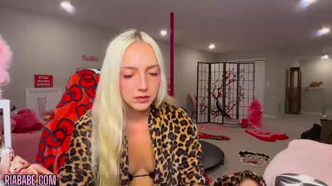 Snapshot of riababe chatting on 10-08-25, 03:04 ria online show from 10-08-25, 03:04