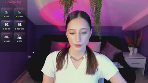Snapshot of rioestrella chatting on 09-18-25, 02:52 Emilia online show from 09-18-25, 02:52