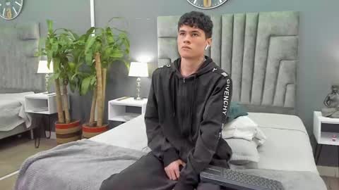 Snapshot of roan_birkin chatting on 02-06-25, 10:21 Roan Birkin online show from 02-06-25, 10:21