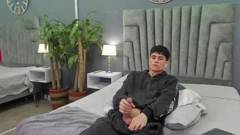 Snapshot of roan_birkin chatting on 02-07-25, 01:25 Roan Birkin online show from 02-07-25, 01:25