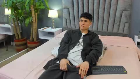 Snapshot of roan_birkin chatting on 02-13-25, 10:33 Roan Birkin online show from 02-13-25, 10:33