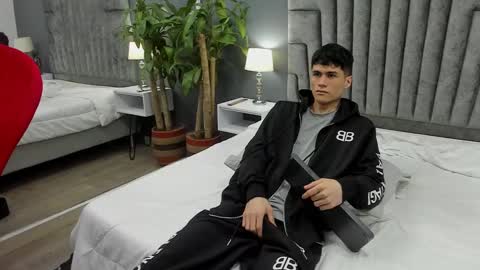 Snapshot of roan_birkin chatting on 02-16-25, 10:43 Roan Birkin online show from 02-16-25, 10:43