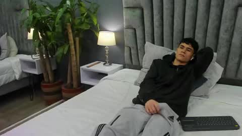 Snapshot of roan_birkin chatting on 02-17-25, 07:31 Roan Birkin online show from 02-17-25, 07:31