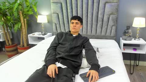 Snapshot of roan_birkin chatting on 02-19-25, 11:14 Roan Birkin online show from 02-19-25, 11:14