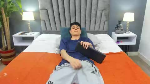 Snapshot of roan_birkin chatting on 02-20-25, 11:43 Roan Birkin online show from 02-20-25, 11:43