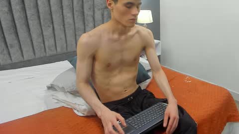 Snapshot of roan_birkin chatting on 02-23-25, 10:31 Roan Birkin online show from 02-23-25, 10:31