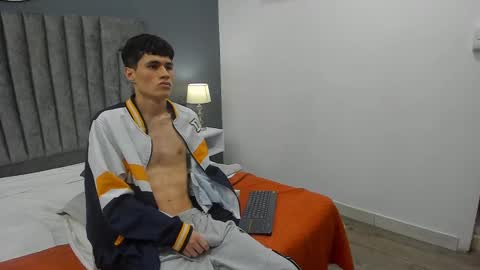 Snapshot of roan_birkin chatting on 02-24-25, 10:47 Roan Birkin online show from 02-24-25, 10:47