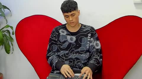 Snapshot of roan_birkin chatting on 03-09-25, 10:30 Roan Birkin online show from 03-09-25, 10:30