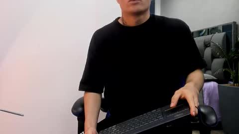 Snapshot of roan_birkin chatting on 10-11-25, 07:23 Roan Birkin online show from 10-11-25, 07:23