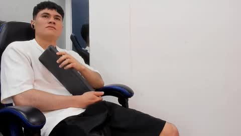 Snapshot of roan_birkin chatting on 10-16-25, 07:15 Roan Birkin online show from 10-16-25, 07:15