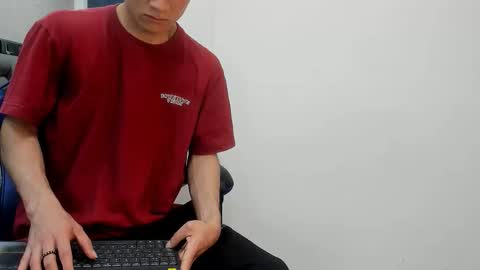 Snapshot of roan_birkin chatting on 10-19-25, 07:14 Roan Birkin online show from 10-19-25, 07:14