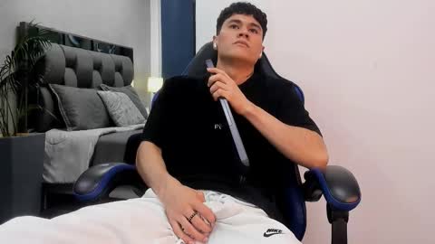 Snapshot of roan_birkin chatting on 10-20-25, 08:42 Roan Birkin online show from 10-20-25, 08:42