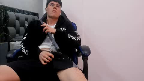 Snapshot of roan_birkin chatting on 10-22-25, 08:41 Roan Birkin online show from 10-22-25, 08:41