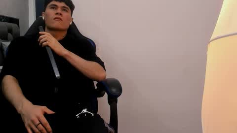 Snapshot of roan_birkin chatting on 10-23-25, 07:23 Roan Birkin online show from 10-23-25, 07:23