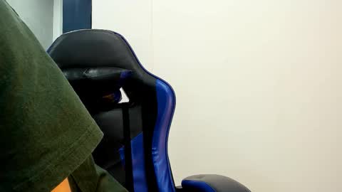 Snapshot of roan_birkin chatting on 10-28-25, 08:44 Roan Birkin online show from 10-28-25, 08:44