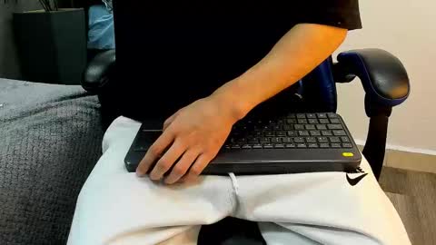 Snapshot of roan_birkin chatting on 11-03-25, 07:04 Roan Birkin online show from 11-03-25, 07:04