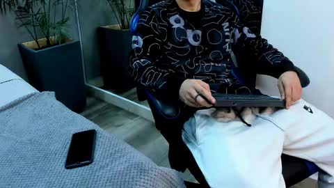 Snapshot of roan_birkin chatting on 11-17-25, 07:08 Roan Birkin online show from 11-17-25, 07:08