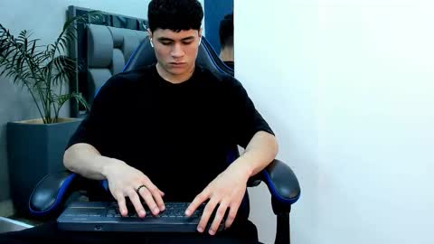 Snapshot of roan_birkin chatting on 11-19-25, 07:58 Roan Birkin online show from 11-19-25, 07:58