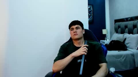 Snapshot of roan_birkin chatting on 11-24-25, 07:35 Roan Birkin online show from 11-24-25, 07:35